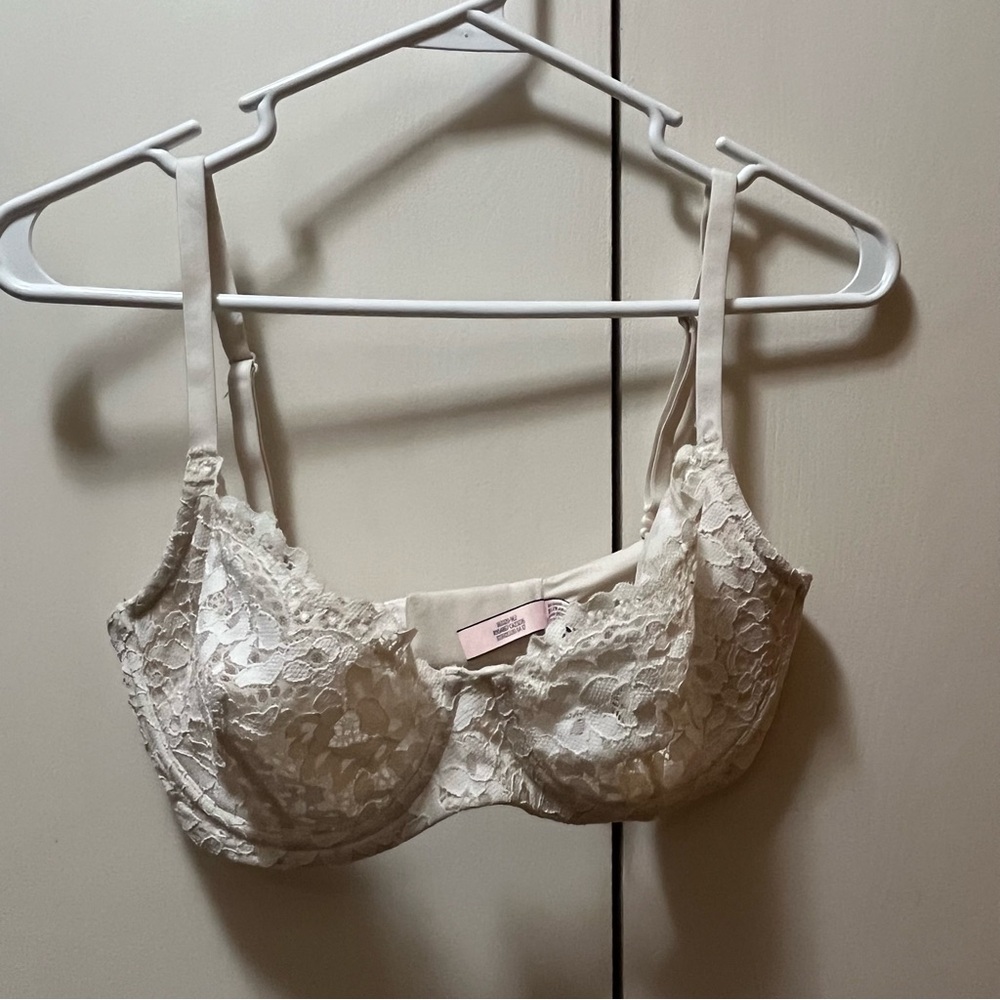 Victoria's Secret Body by Victoria Cream Lace Underwire Bra